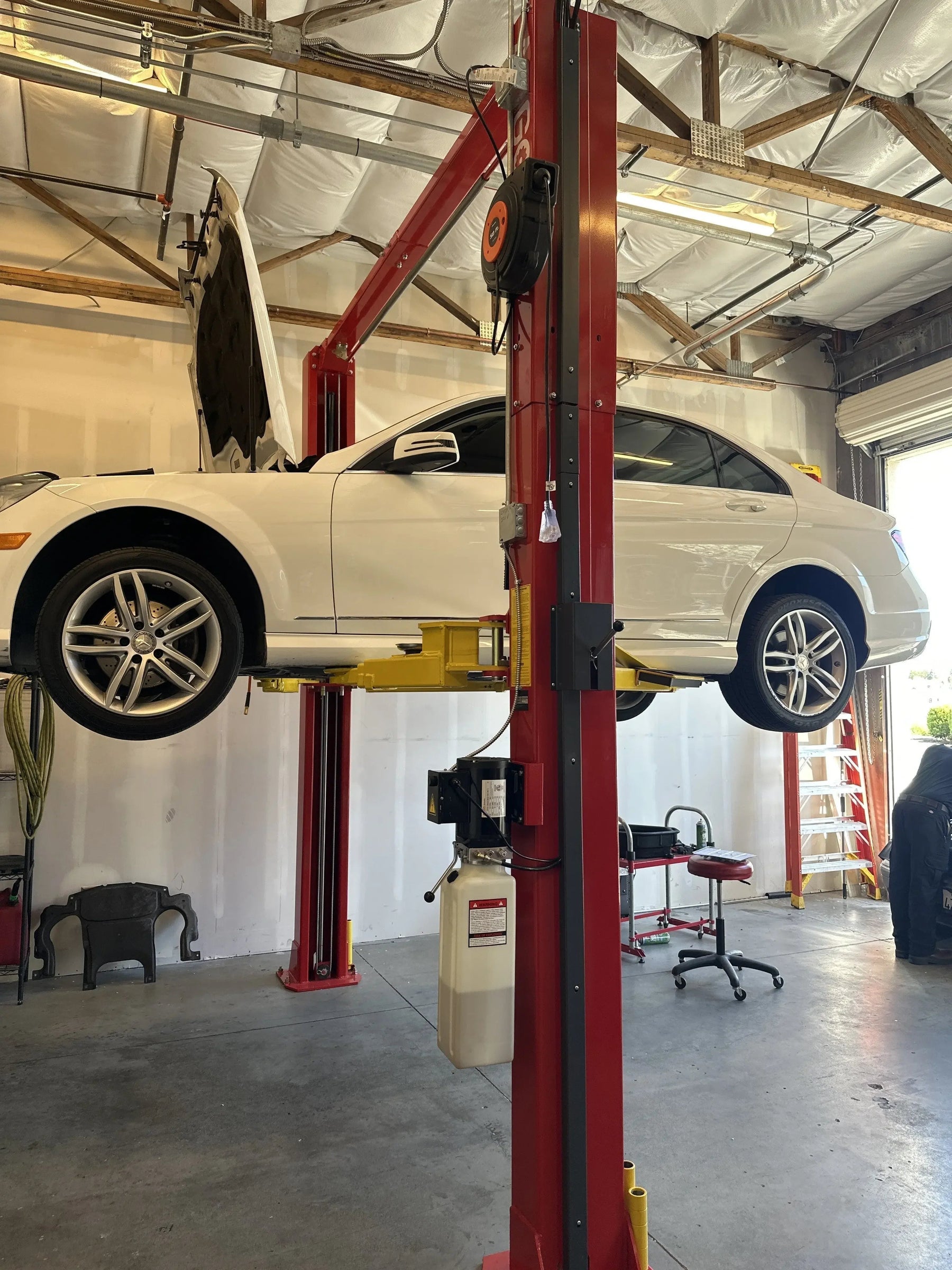 What is an Asymmetric Car Lift? - Mechanic Super Store